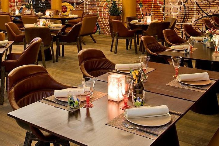 テラス席など屋外飲食スペースの洗練された演出