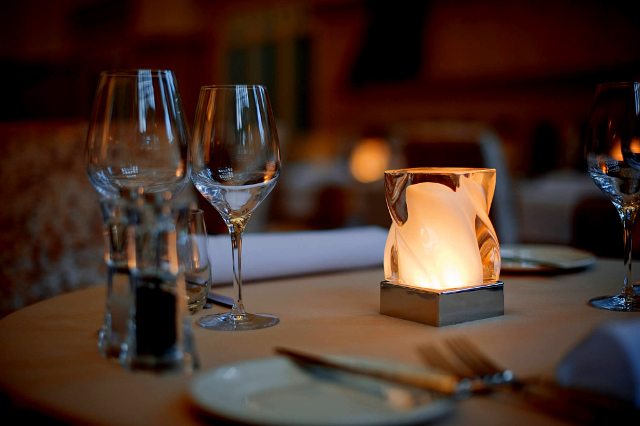 レストランのテーブルに飾られたLEDコードレスランプ、クォーツ カーブ
