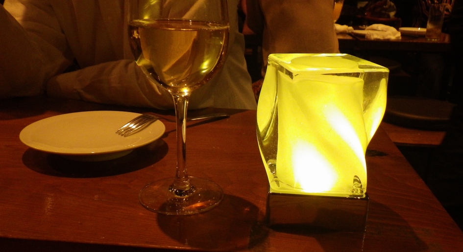 コードレステーブルランプ＆グラス　東京のレストランにて