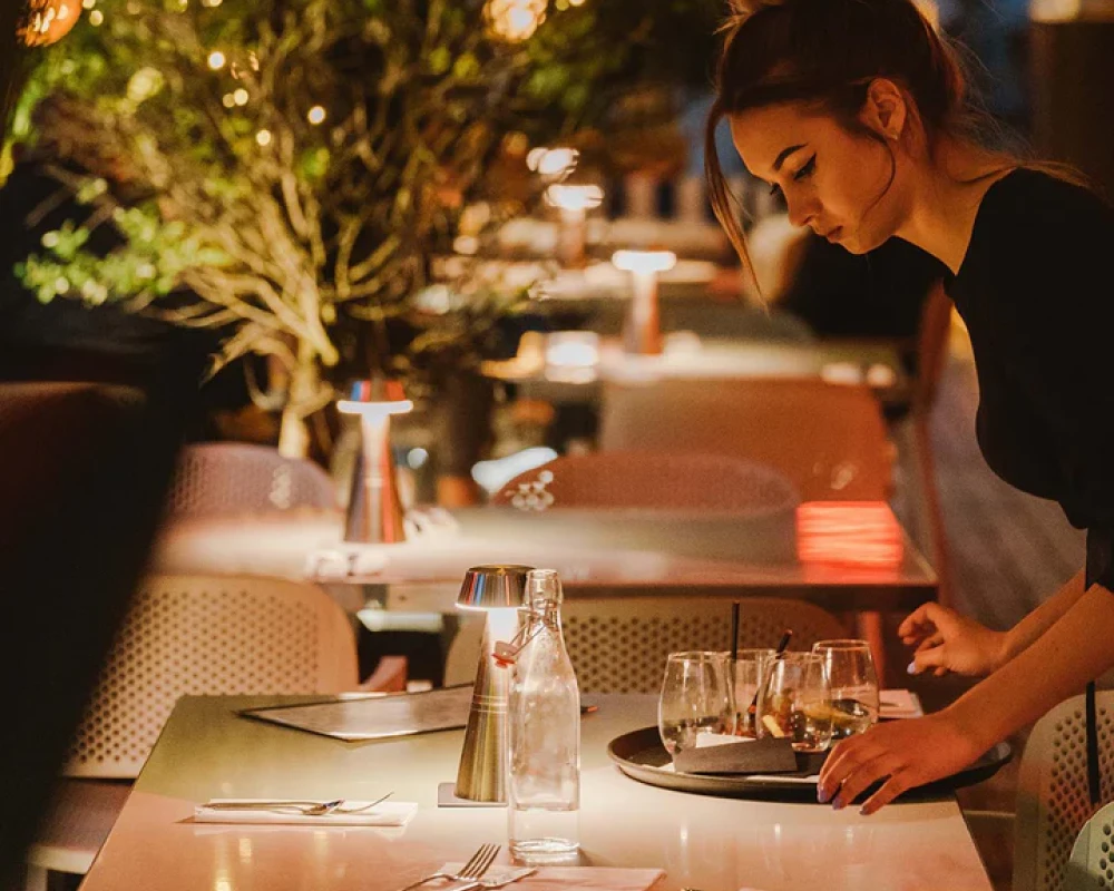 洗練された空間を創るコードレステーブルランプの特徴