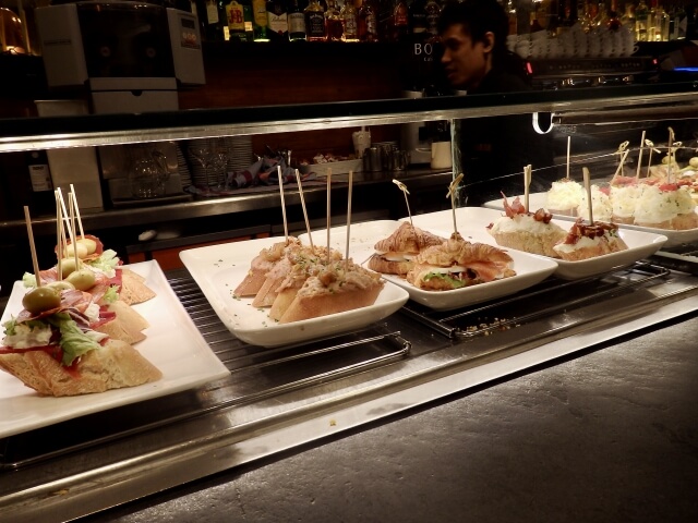 料理が映える光源の選び方：色温度と演色性（CRI）の基本